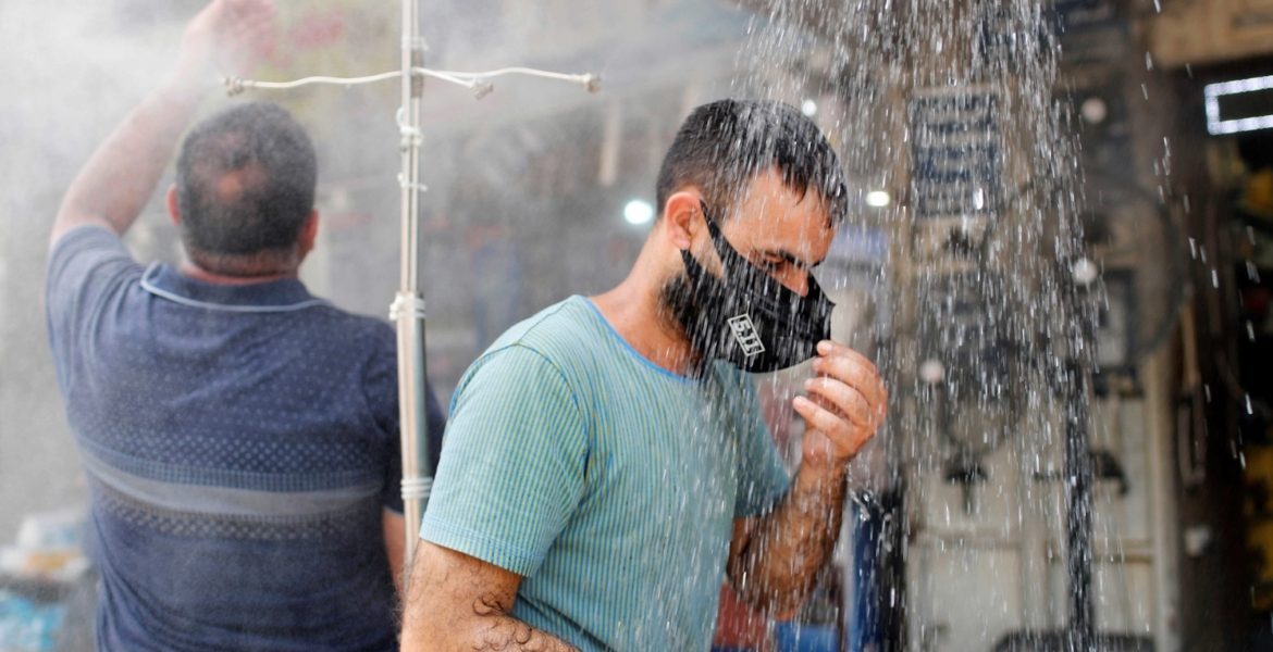 أوروبيون يعانون من ارتفاع درجات الحرارة/رويترز