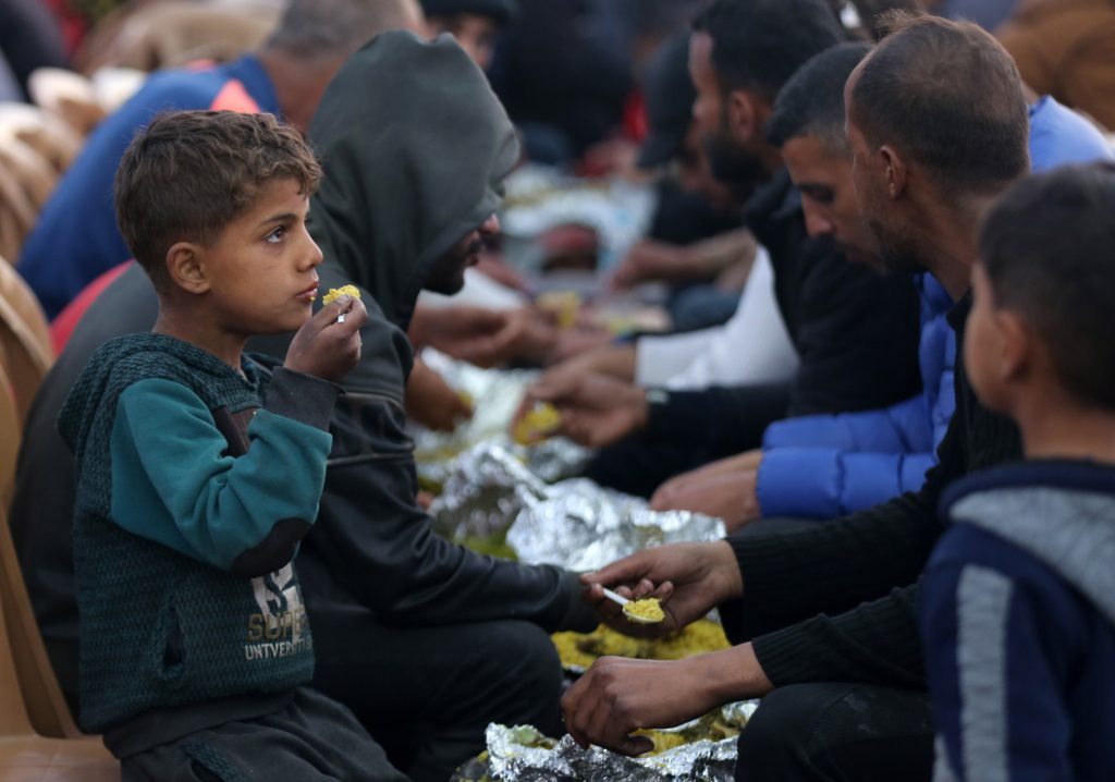 عائلات فلسطينية تتناول طعام الإفطار الجماعي لأول يوم من رمضان على أنقاض منازل دمرتها إسرائيل-الأناضول