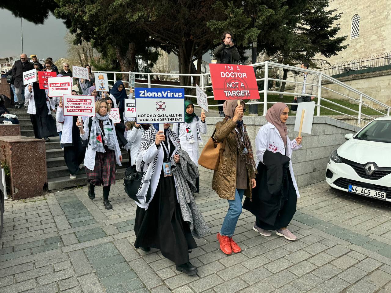 عشرات الأطباء والممرضين وطلاب كليات طب، في مسيرة صامتة في مدينة إسطنبول التركية- الأناضول