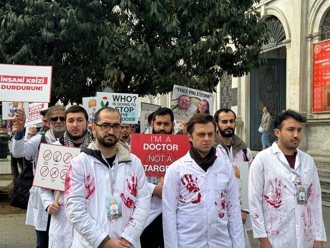 عشرات الأطباء والممرضين وطلاب كليات طب، في مسيرة صامتة في مدينة إسطنبول التركية- الأناضول