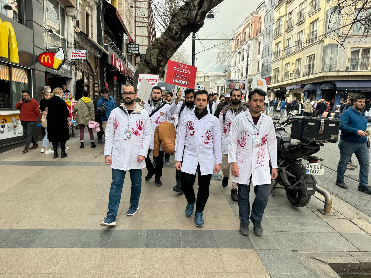 عشرات الأطباء والممرضين وطلاب كليات طب، في مسيرة صامتة في مدينة إسطنبول التركية- الأناضول