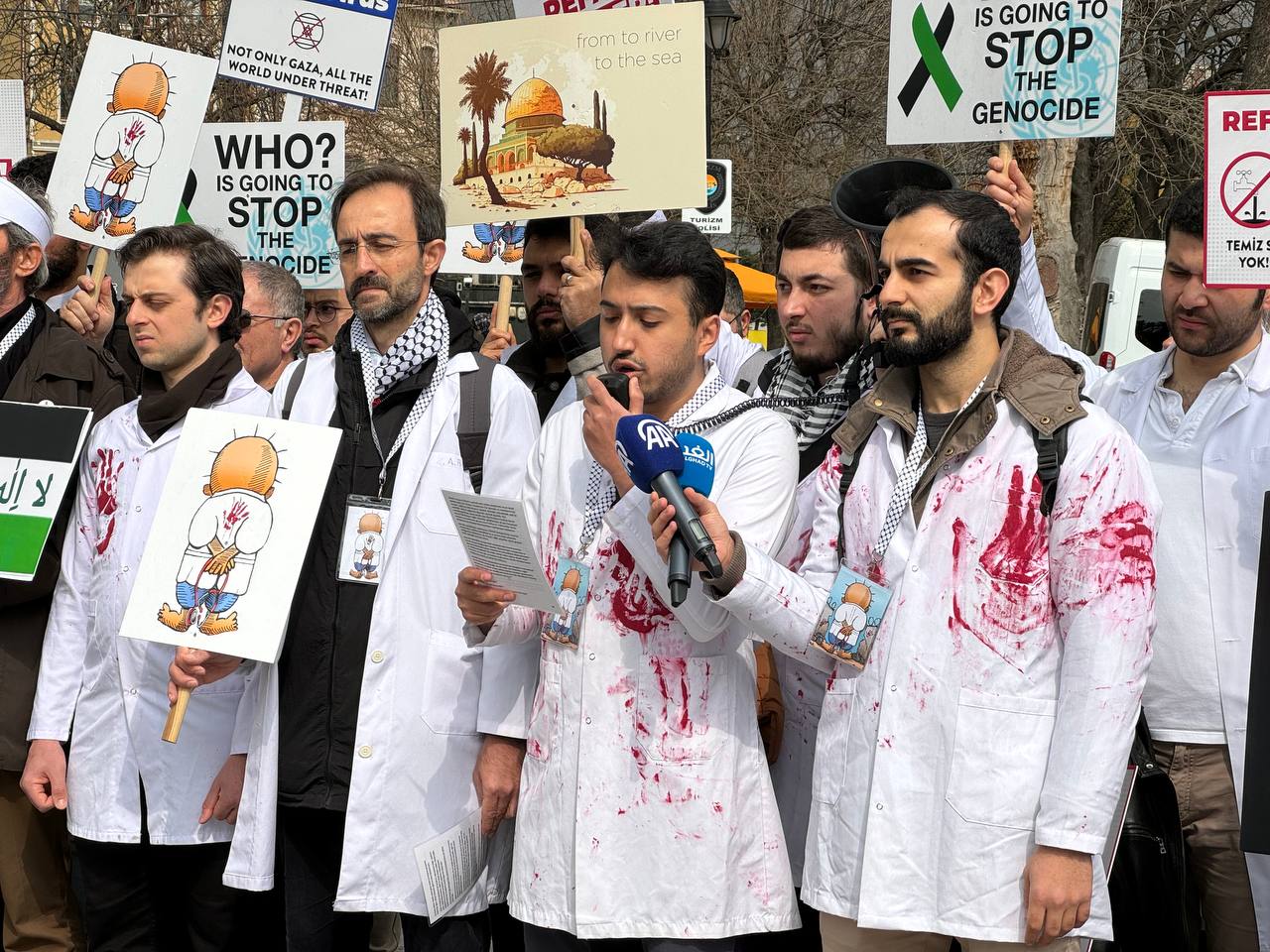 عشرات الأطباء والممرضين وطلاب كليات طب، في مسيرة صامتة في مدينة إسطنبول التركية- الأناضول