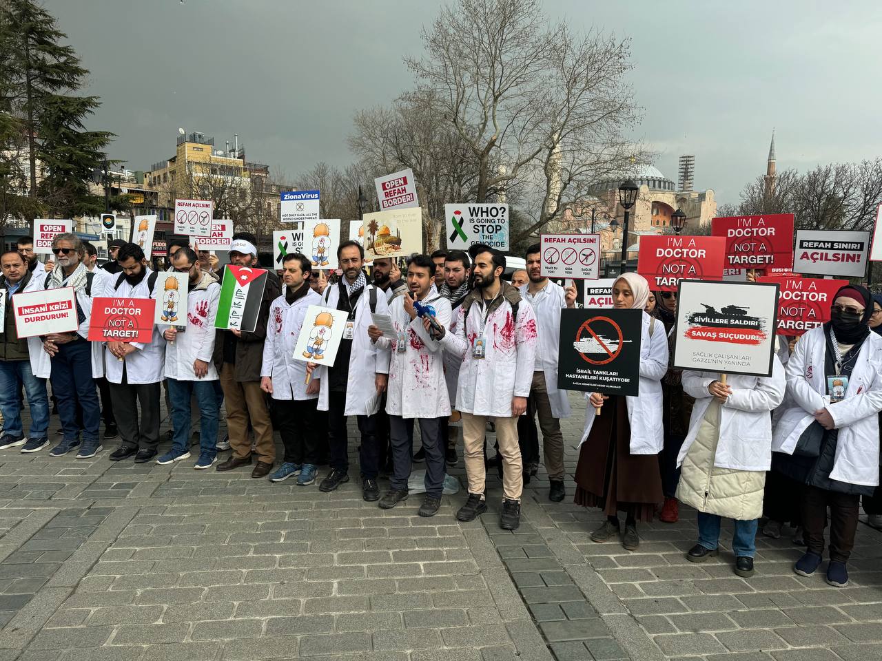 عشرات الأطباء والممرضين وطلاب كليات طب، في مسيرة صامتة في مدينة إسطنبول التركية- الأناضول
