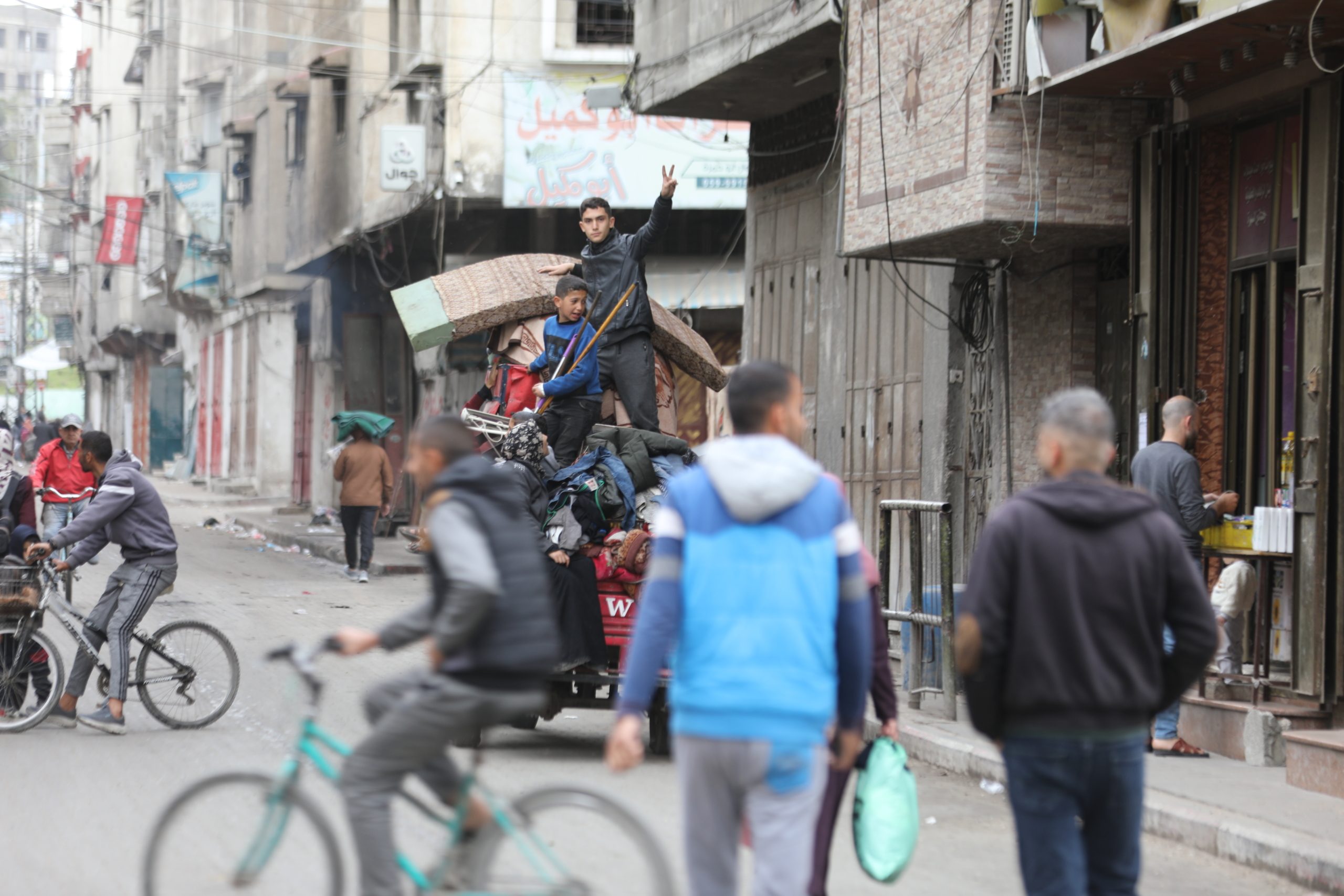 أشخاص يضطرون لمغادرة مجمع الشفاء بعد اقتحام الاحتلال له/ الأناضول