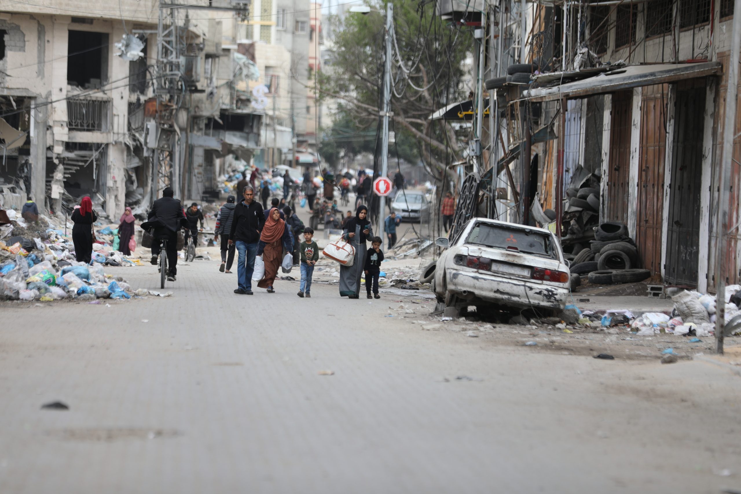 أشخاص يضطرون لمغادرة مجمع الشفاء بعد اقتحام الاحتلال له/ الأناضول