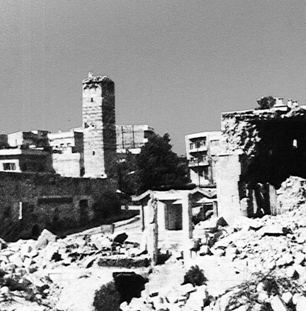 الدمار الكبير في مجزرة حماة 1982 حيث تظهر مأذنة مسجد النوري/ Wikimedia Commons
