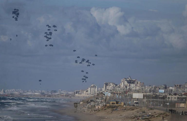 الميناء العائم على ساحل غزة