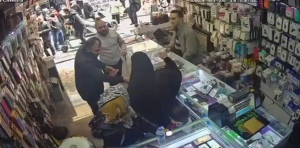 صاحب محل بإسطنبول يضرب امرأة ويسحلها - مصدر الصورة: الشبكات الاجتماعية