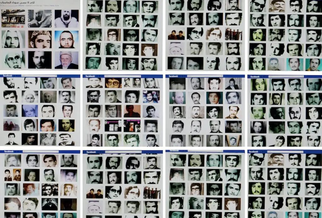 مجموعة من الصور الملتقطة في 2 فبراير/شباط 2012 في العاصمة اللبنانية بيروت تظهر صور لأشخاص قُتلوا خلال مجزرة حماة 1982 على صفحة فيسبوك بعنوان 