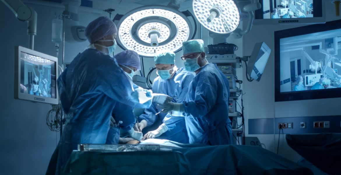 عملية جراحية تُبث مباشرة من “قصر العيني” بمصر إلى 7 دول.. الحدث هو الأول من نوعه بدول المتوسط