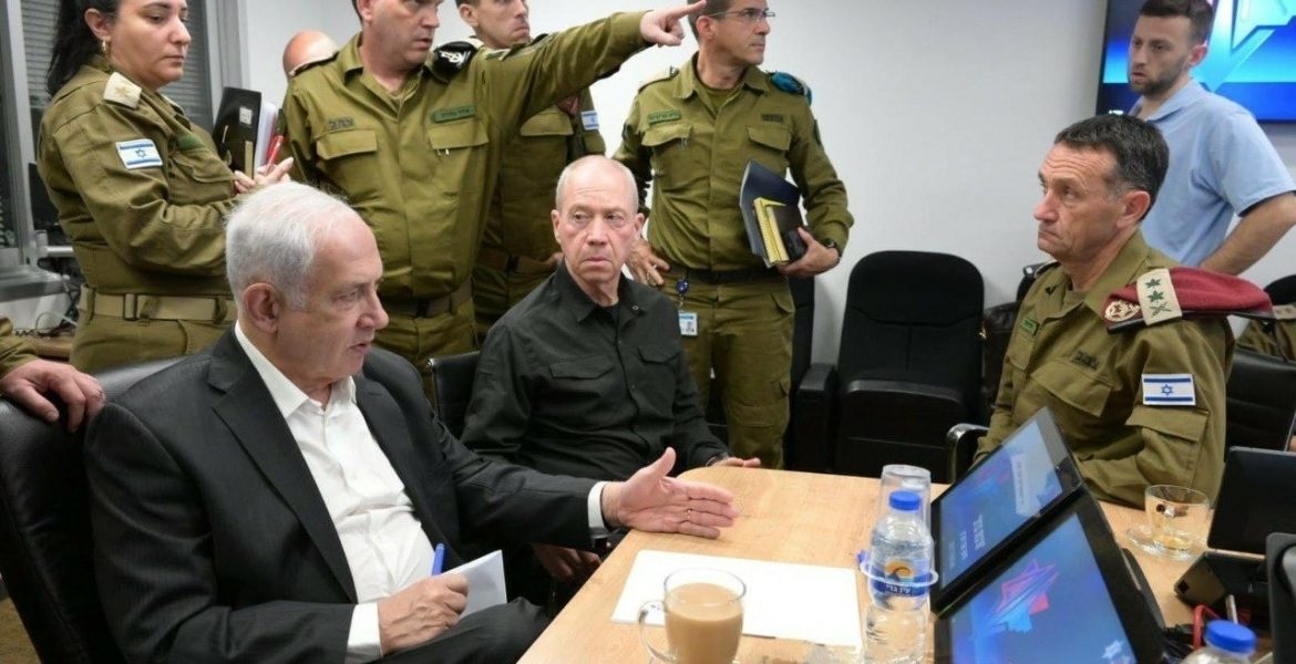 رئيس وزراء الاحتلال الإسرائيلي بنيامين نتنياهو مع قادة جيش الاحتلال /رويترز