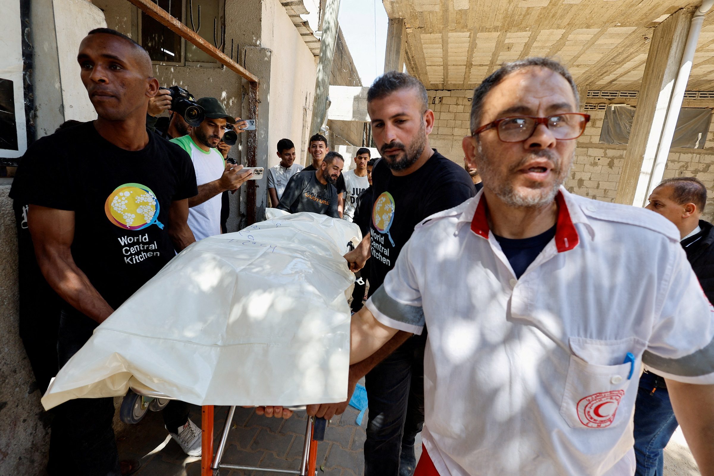 إخراج جثمان أحد أعضاء منظمة المطبخ المركزي العالمي/ رويترز