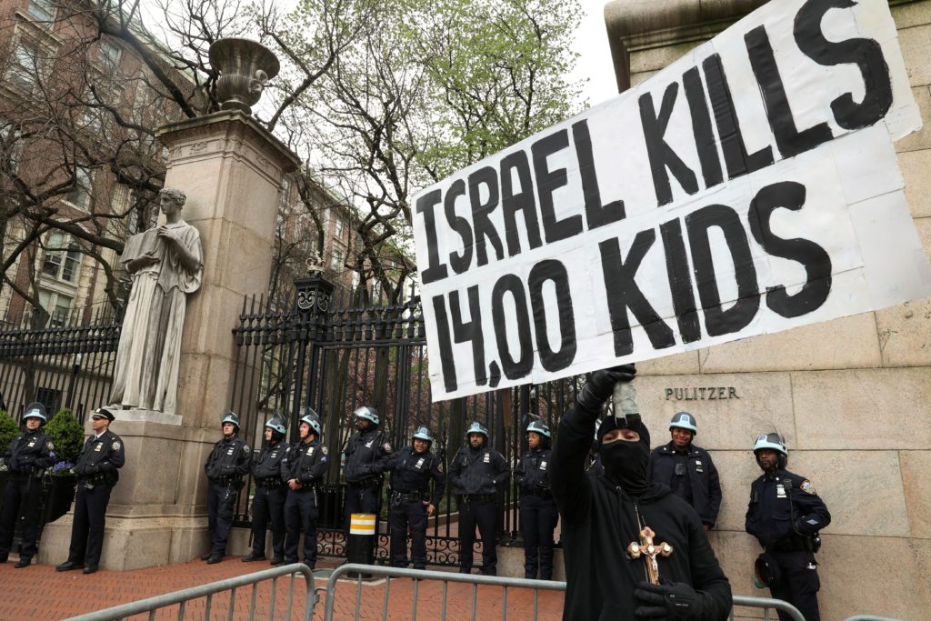 متظاهرون يرفضون الدعم الأمريكي لإسرائيل في حرم جامعة كولومبيا الأمريكية - رويترز