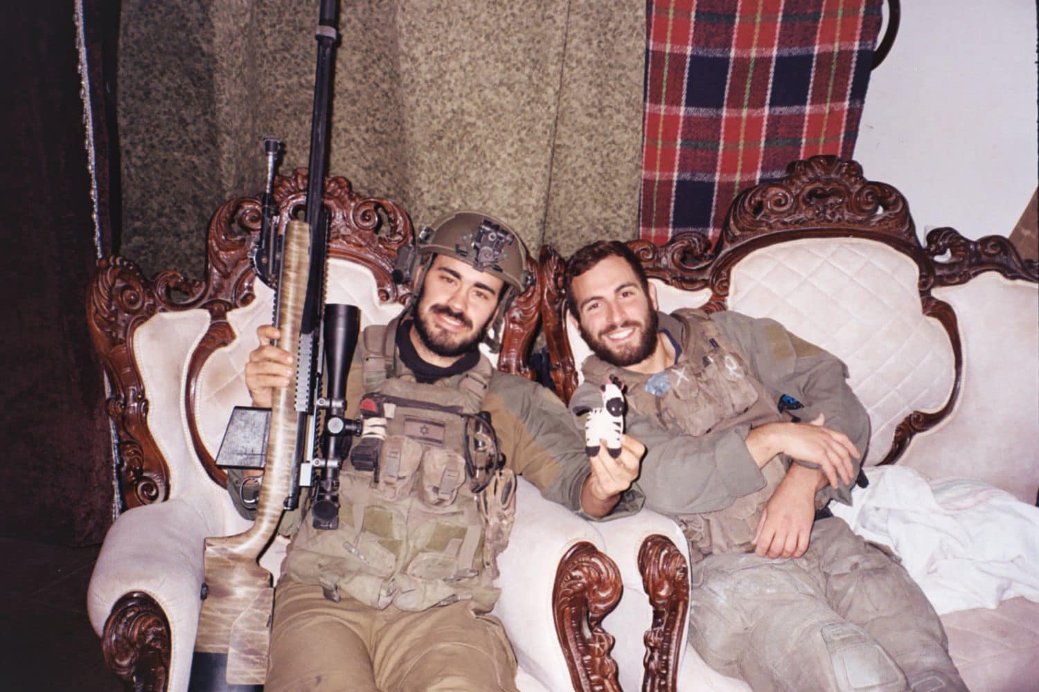 صور نشرها جندي إسرائيلي على فيسبوك اسمه زوهر إفريغان، تظهر تحويل منزل في غزة لمقر عسكري ونشر قناصة بداخله