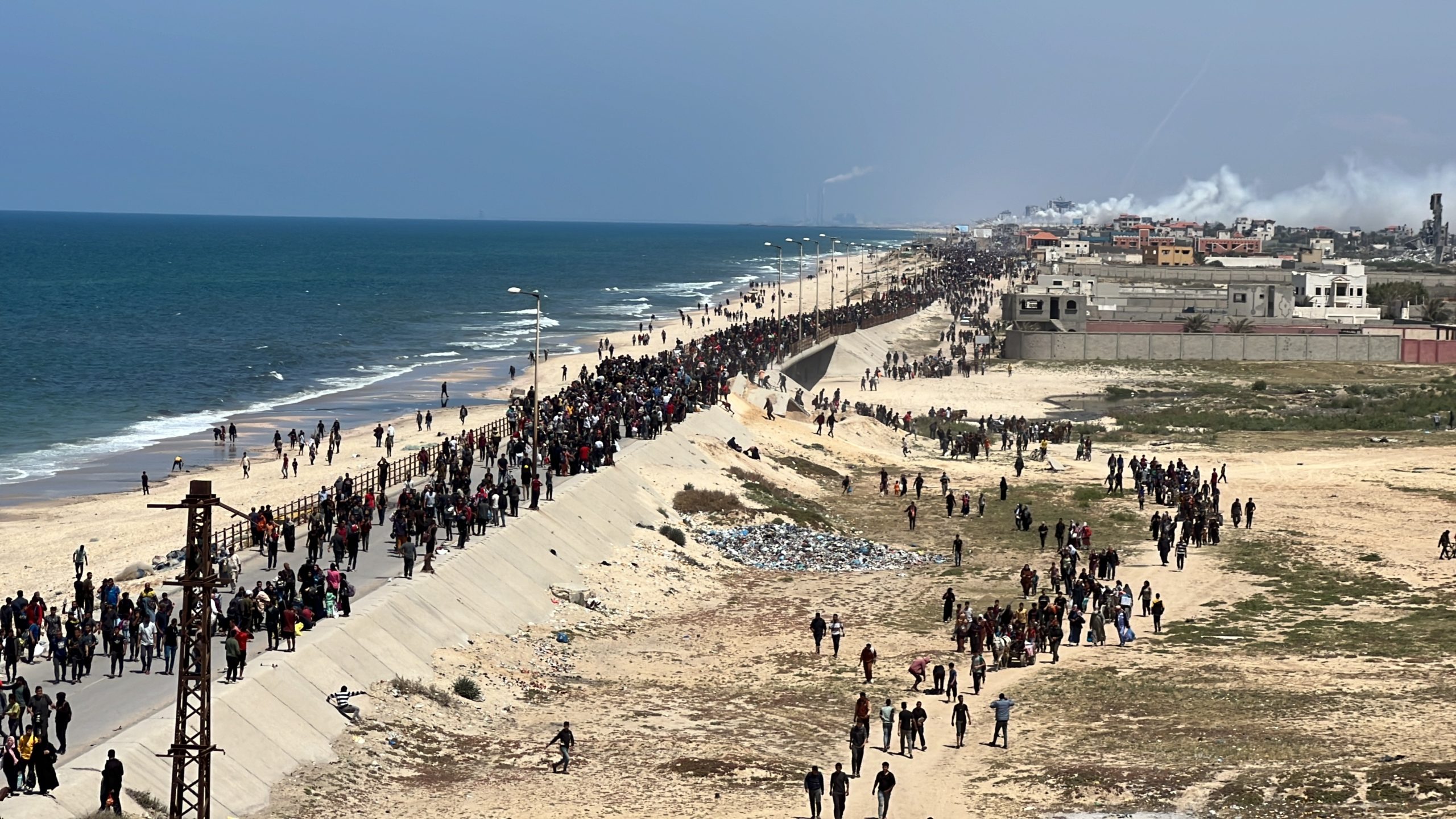 الفلسطينيون أثناء محاولاتهم العودة لشمال غزة - الأناضول
