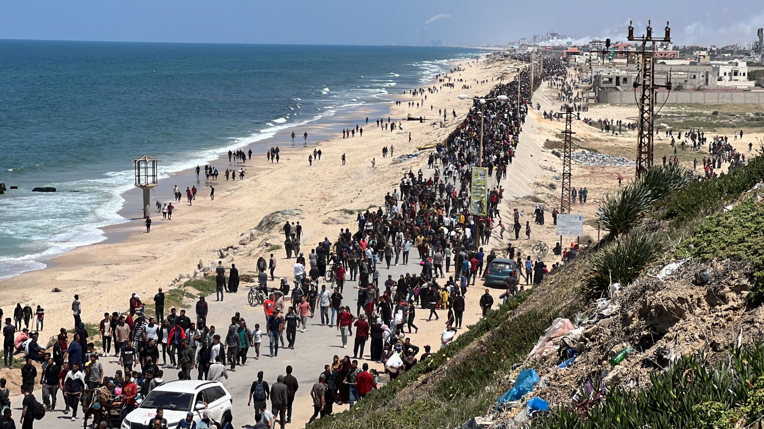 الفلسطينيون أثناء محاولاتهم العودة لشمال غزة - الأناضول
