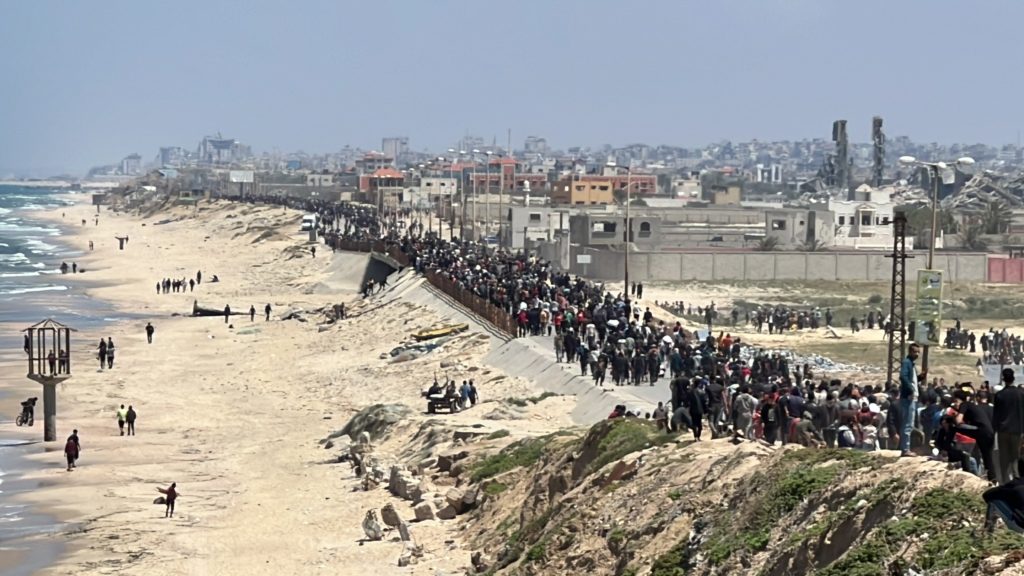 الفلسطينيون أثناء محاولاتهم العودة لشمال غزة - الأناضول