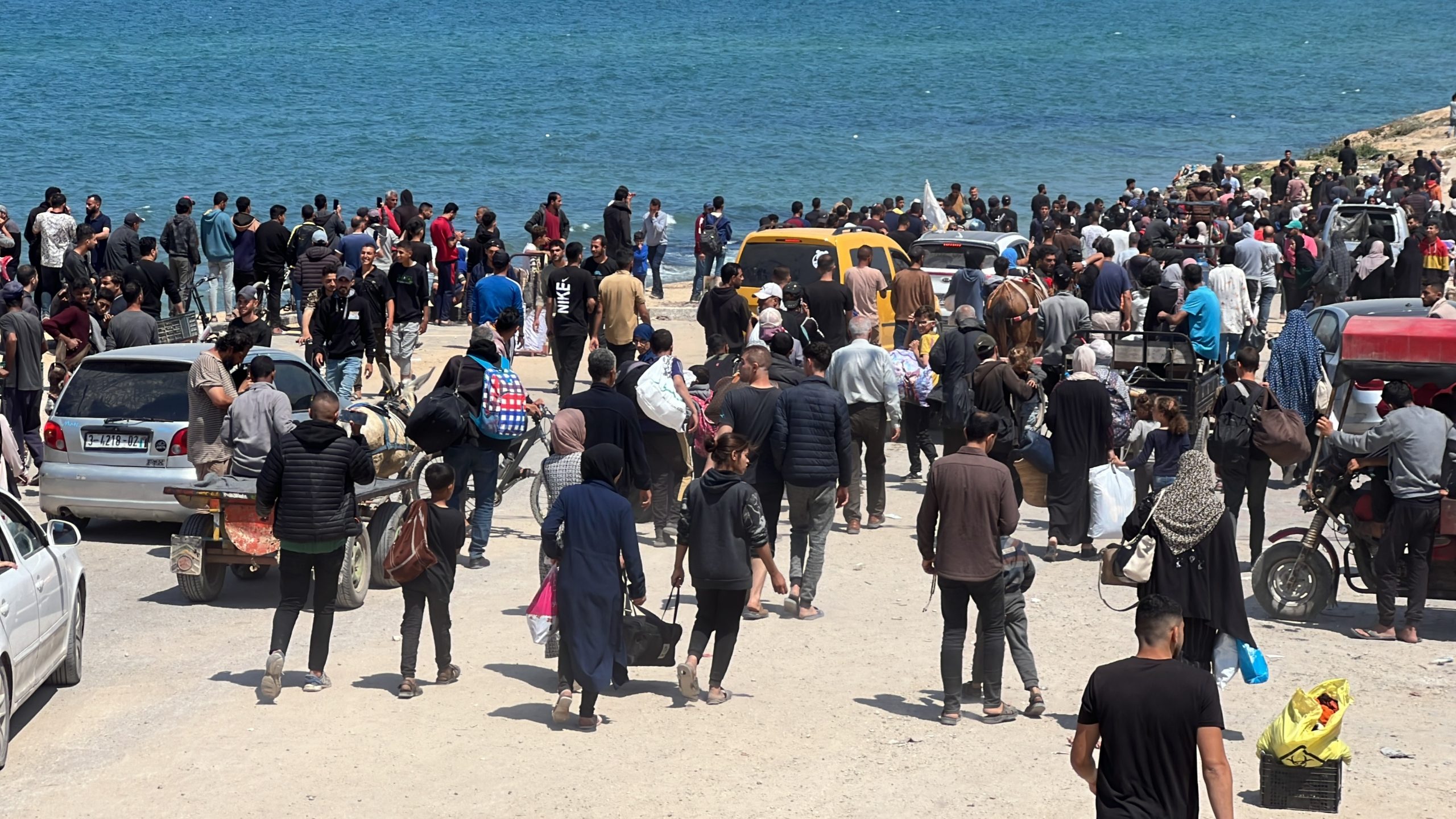 الفلسطينيون أثناء محاولاتهم العودة لشمال غزة - الأناضول
