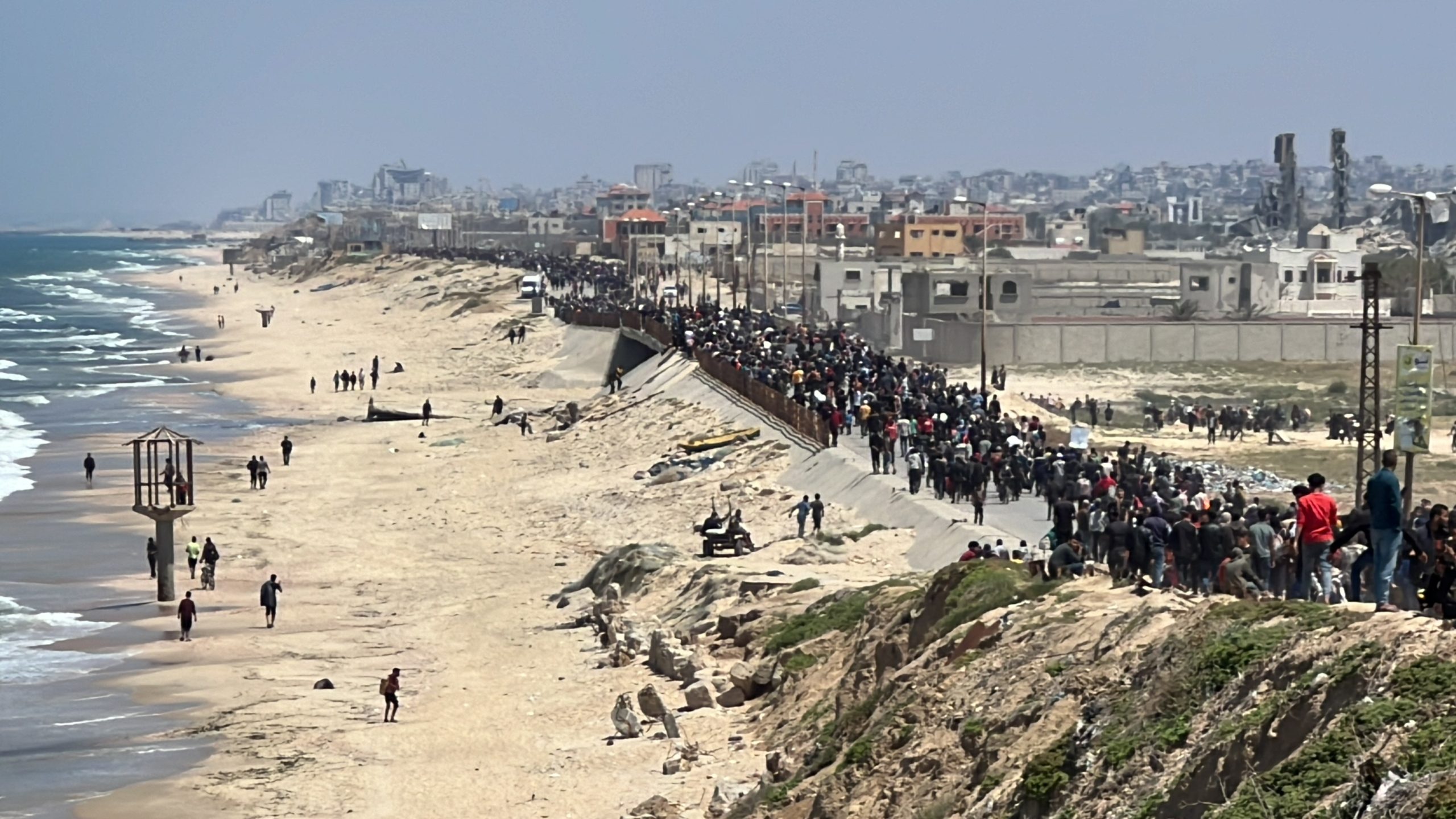 الفلسطينيون أثناء محاولاتهم العودة لشمال غزة - الأناضول
