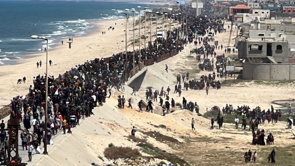 الفلسطينيون أثناء محاولاتهم العودة لشمال غزة - الأناضول
