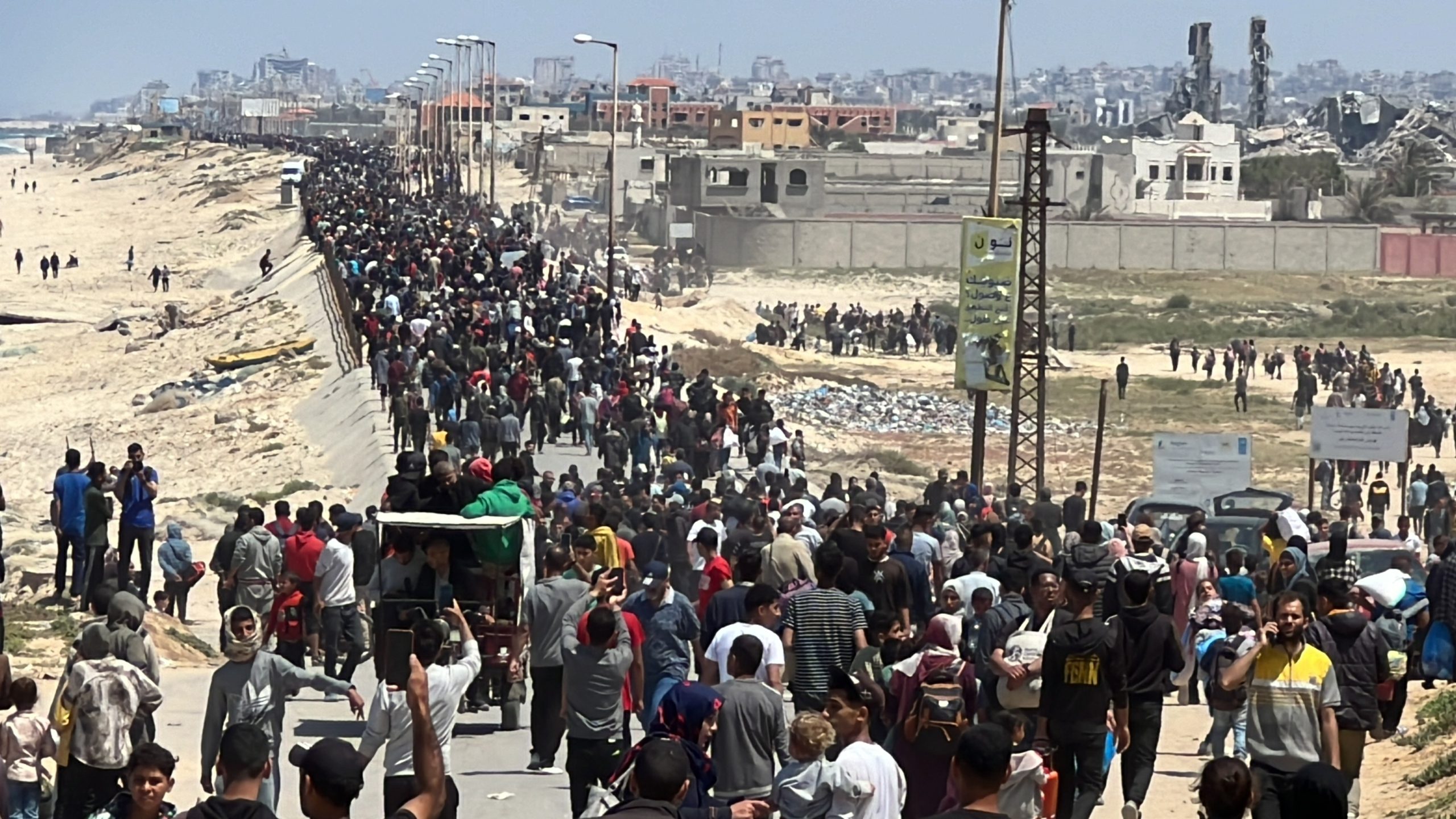 الفلسطينيون أثناء محاولاتهم العودة لشمال غزة - الأناضول
