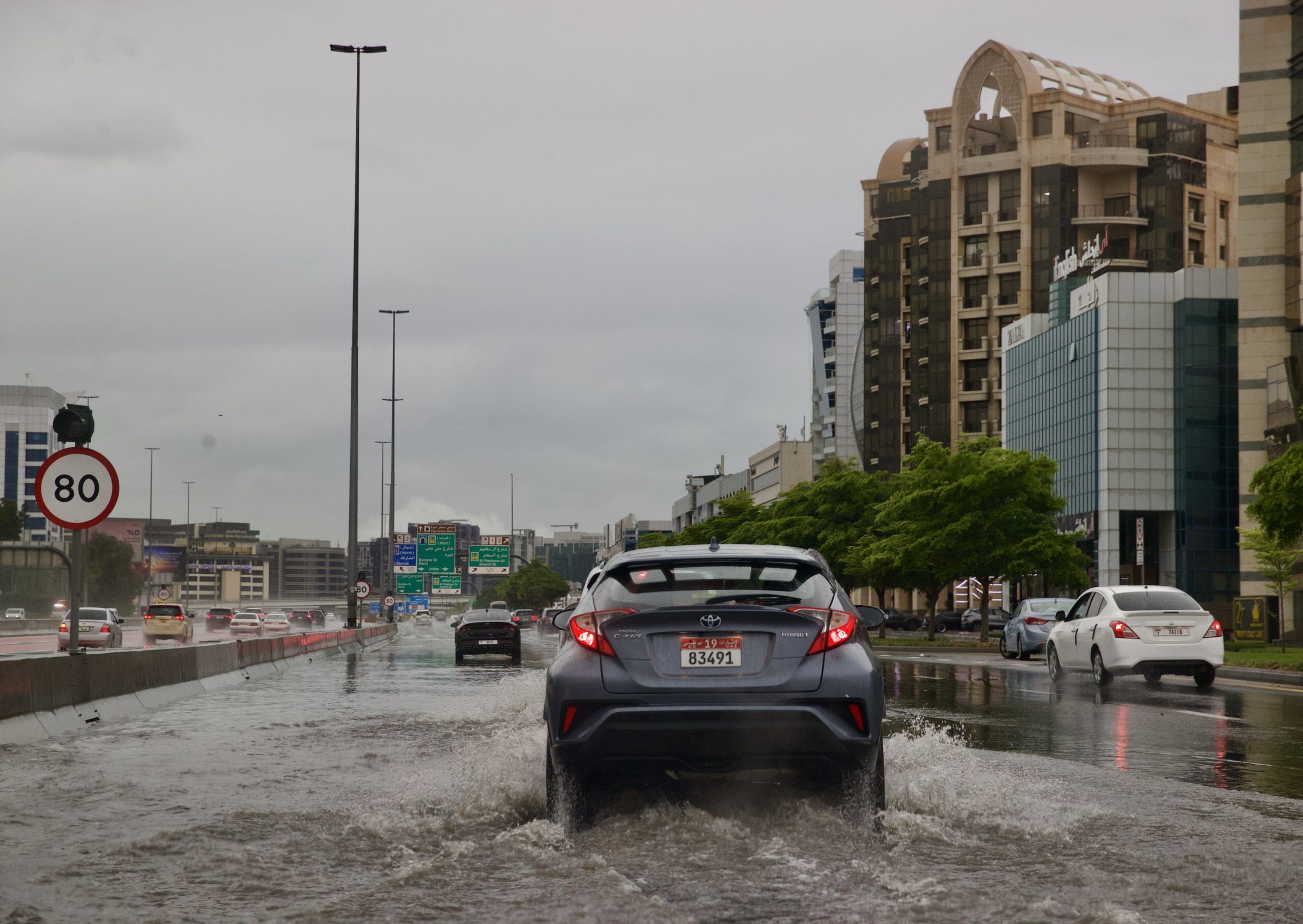أسقطت ضحايا في عمان، وأغرقت مطار دبي.. سيول وأمطار عاصفية غير معتادة في الخليج (فيديو)