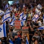 إسرائيليون غاضبون يغلقون الطريق لدخول مكتب نتنياهو.. هآرتس: رئيس الوزراء رفض استقبال عائلات الأسرى 