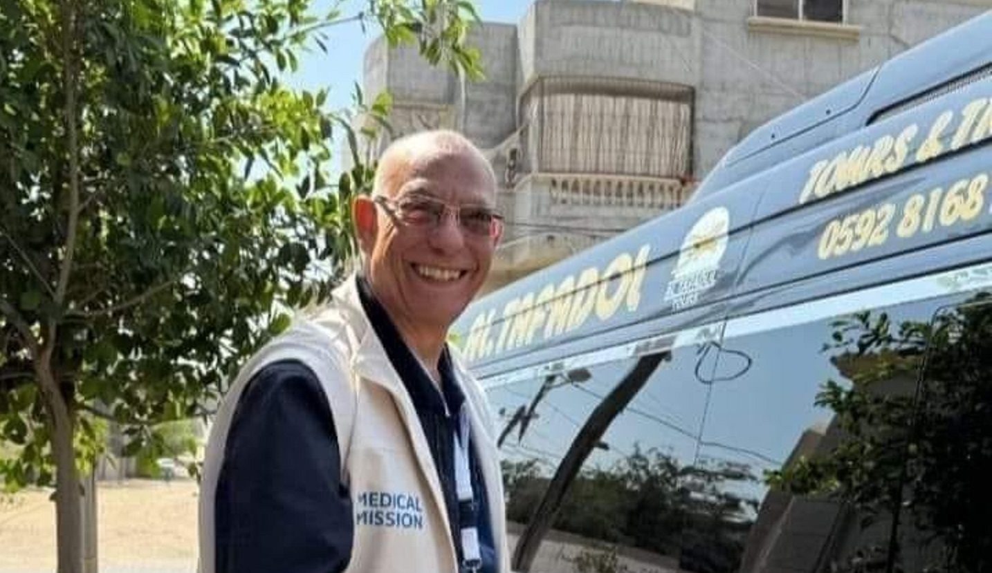 “جئت لأموت هنا”.. إشادة واسعة بجرَّاح عظام مصري شهير دخل غزة للمشاركة في علاج المصابين 