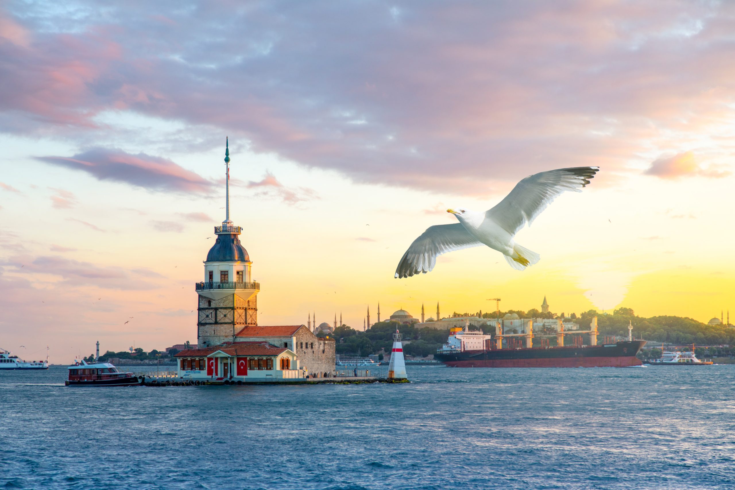 برج الفتاة، مدينة إسطنبول، السياحة في تركيا| hutterstock