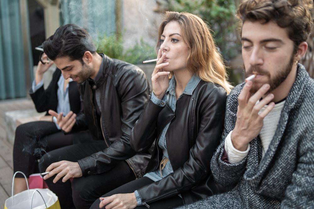 كشفت الدراسة أن النساء يملن أكثر لإدمان النيكوتين عن الرجال - shutterstock