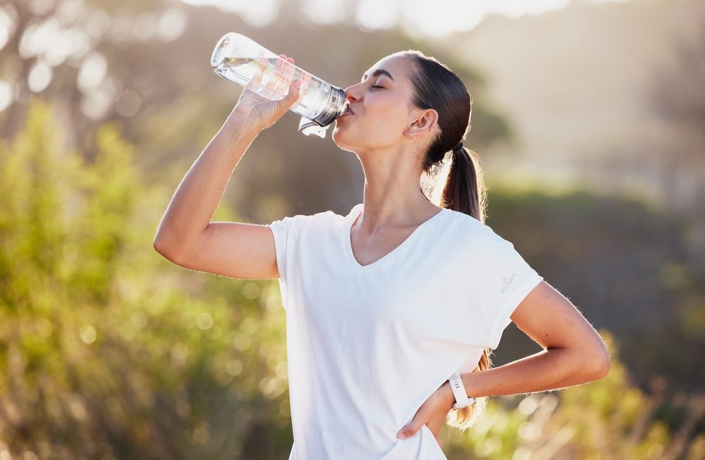 <strong>اعتياد كوب من المياه كل صباح – المصدر: shutterstock </strong>