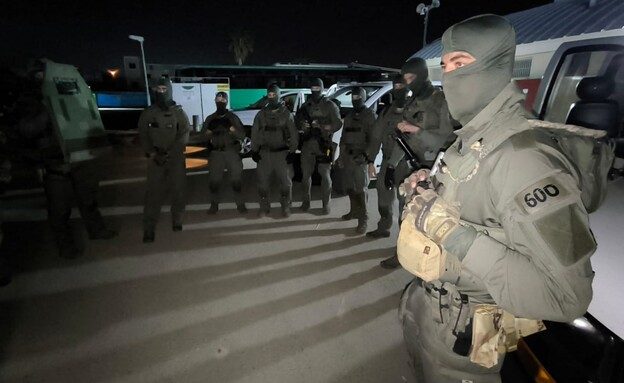 عناصر من شرطة الاحتلال خلال عملية اقتحام منزل شقيقة هنية/القناة 12
