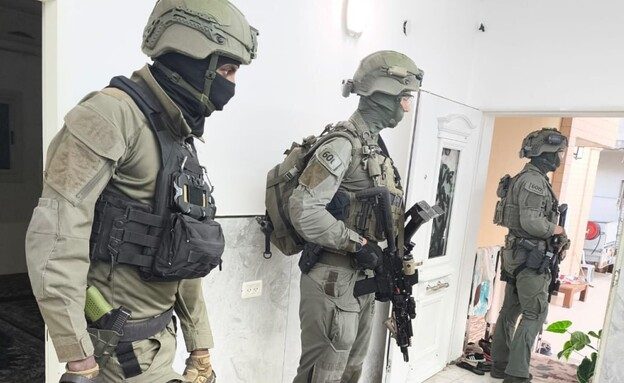 عناصر من شرطة الاحتلال خلال اقتحام منزل شقيقة هنية واعتقالها/القناة 12