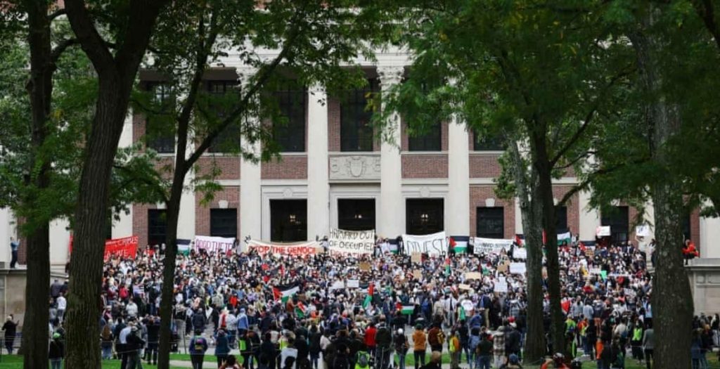 احتجاجات دعم للفلسطينيين في جامعة هارفارد الأمريكية/ رويترز