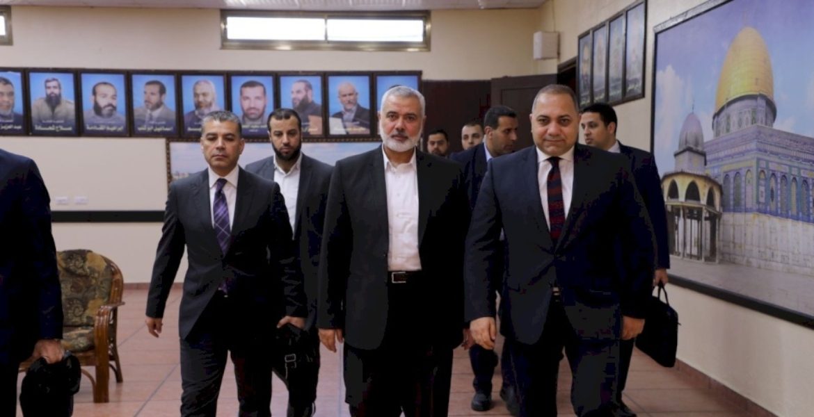 رئيس المكتب السياسي لحركة حماس إسماعيل هنية (وسط) - رويترز