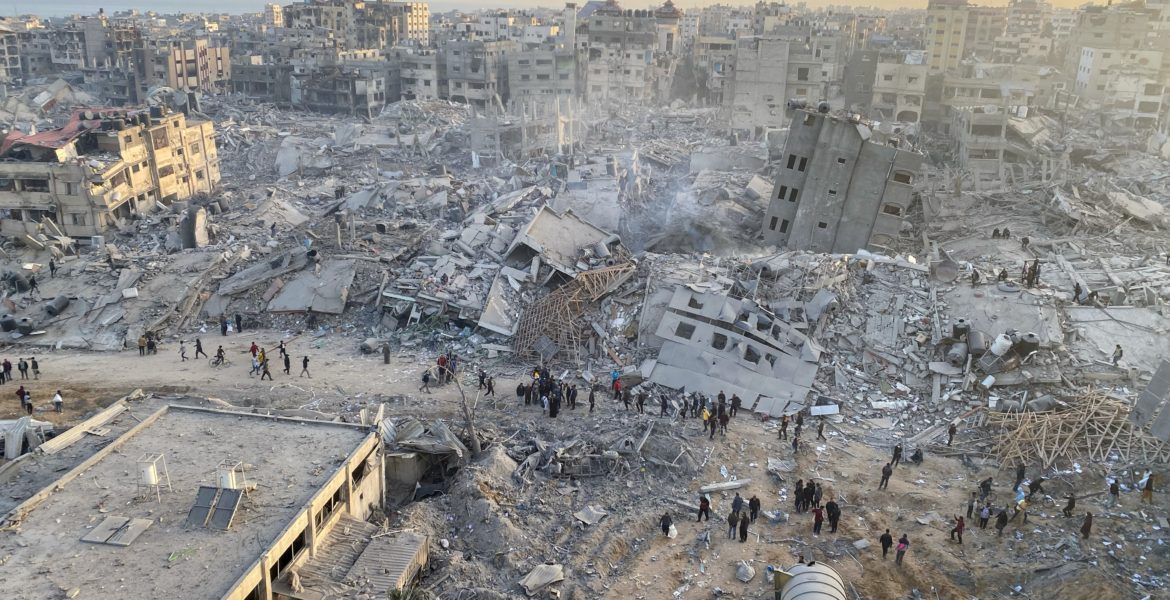 مجمع الشفاء الطبي بغزة يتحول إلى خراب بعد قصف الاحتلال/الأناضول<br>