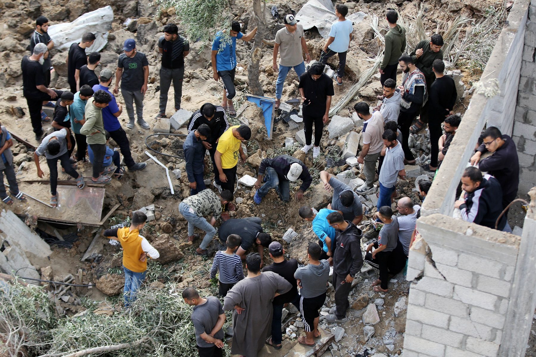 فلسطينيون يبحثون في الأنقاض عن مصابين أو شهداء بعد قصف للاحتلال في غزة - الأناضول