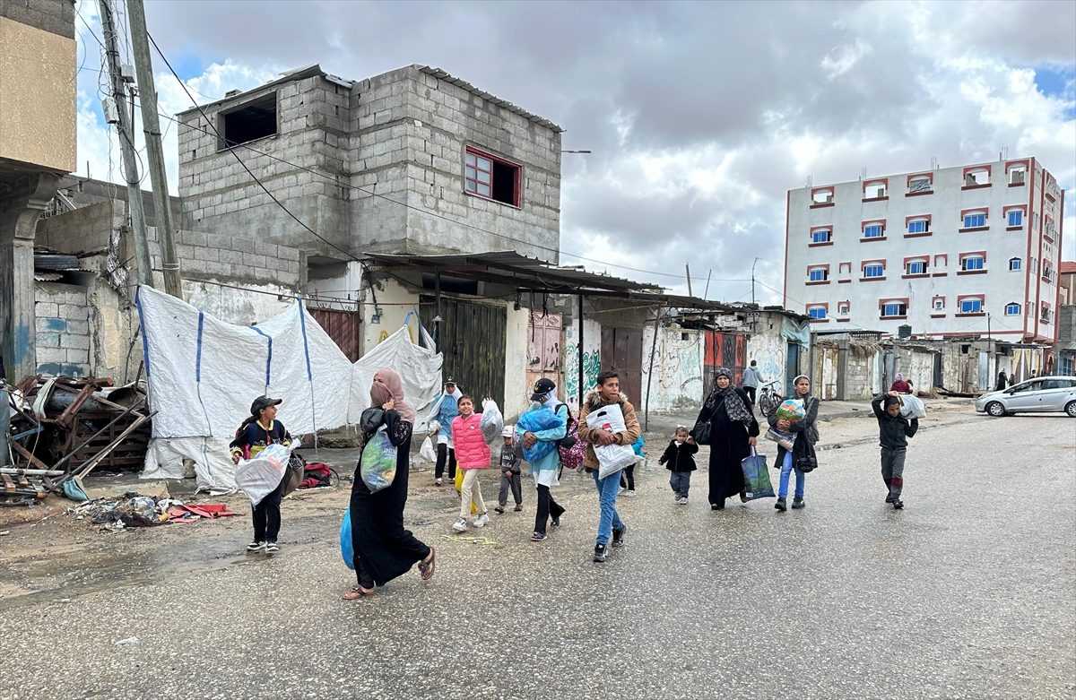 فلسطينيون ينزحون من شرقي رفح إلى غربي قطاع غزة/الأناضول<br>