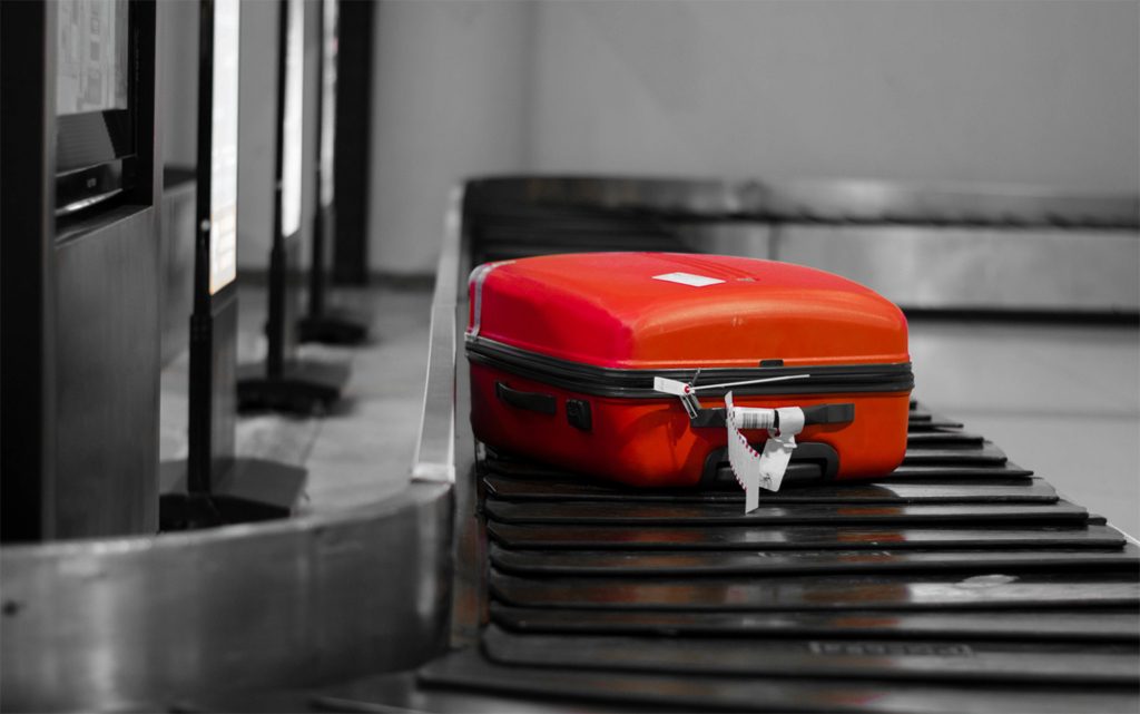 حقائب السفر الحمراء تشحن للطائرة أولاً