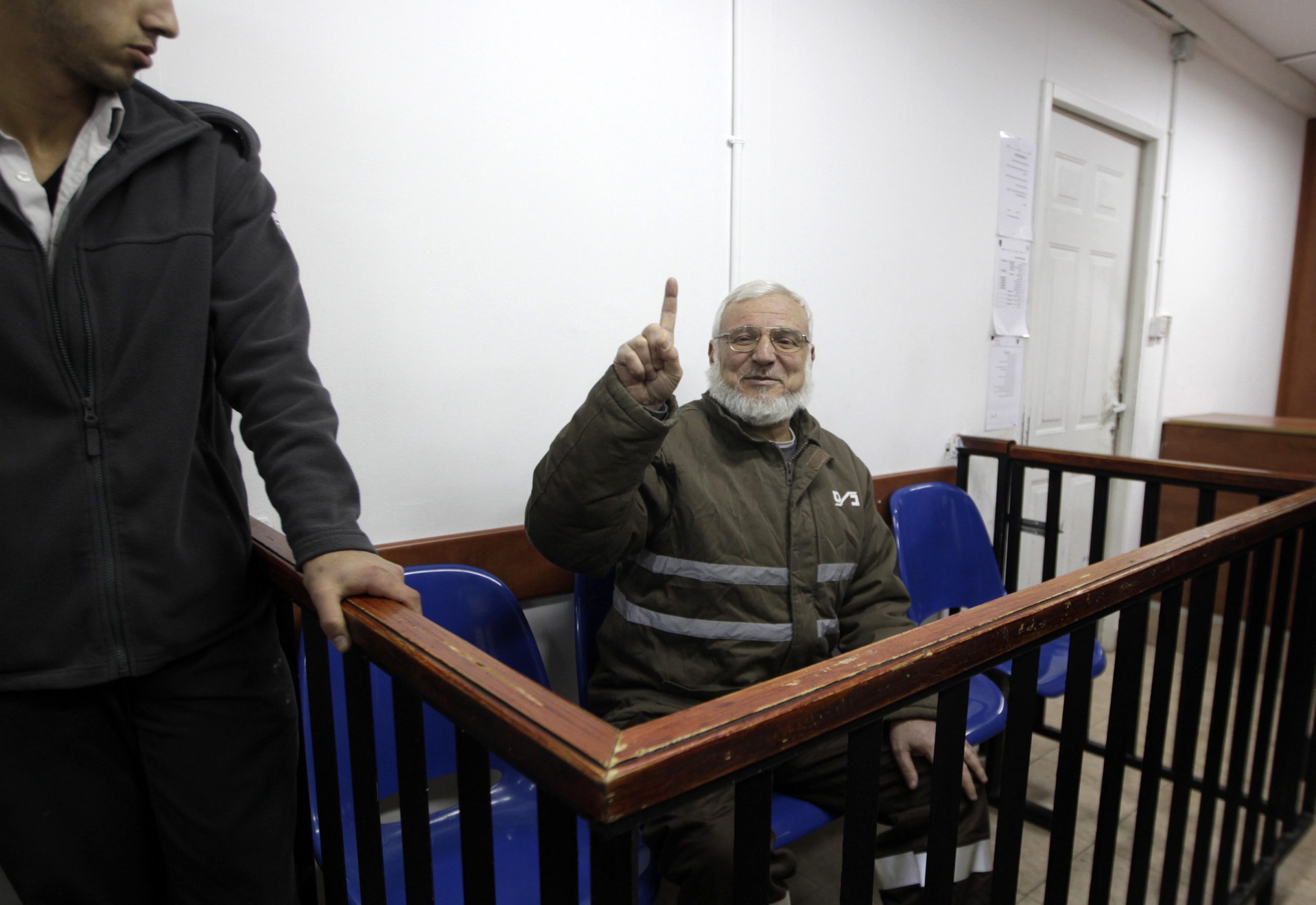 صور رئيس المجلس التشريعي الفلسطيني تثير تفاعلاً.. ظهر نحيلاً وكثيف الشعر بعد 8 أشهر من الاعتقال 