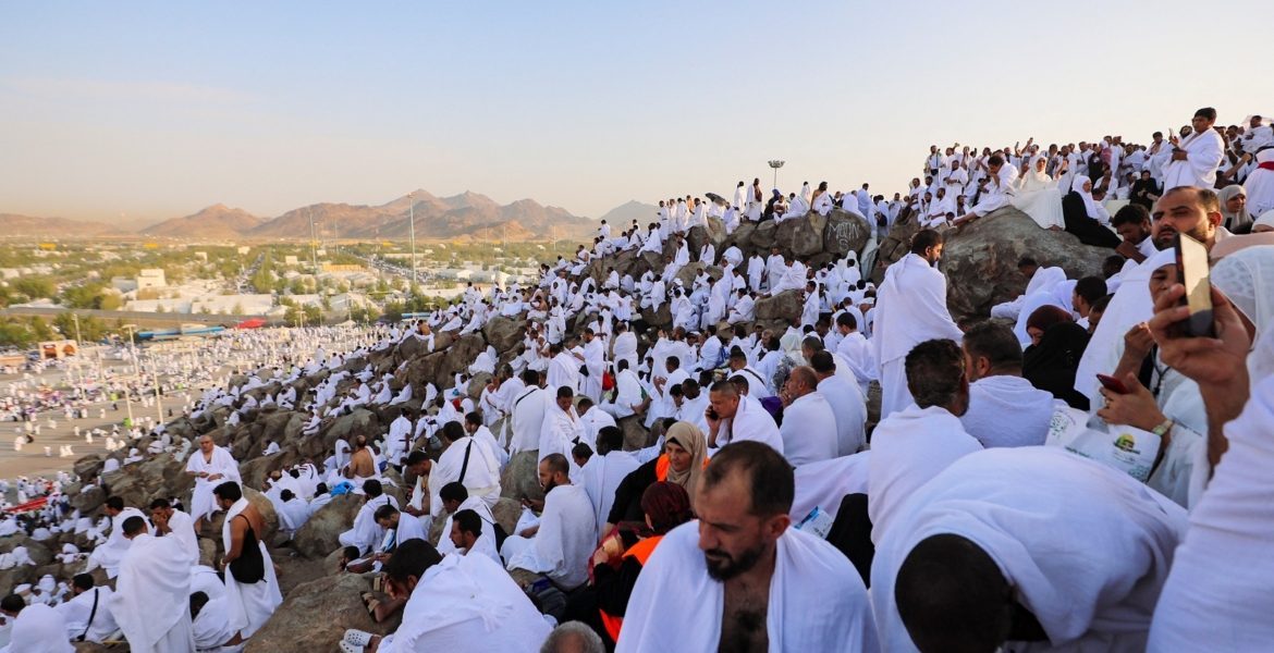 حجاج بيت الله على صعيد جبل عرفات لأداء ركن الحج الأعظم.. سيتوجهون بعد غروب الشمس إلى مزدلفة