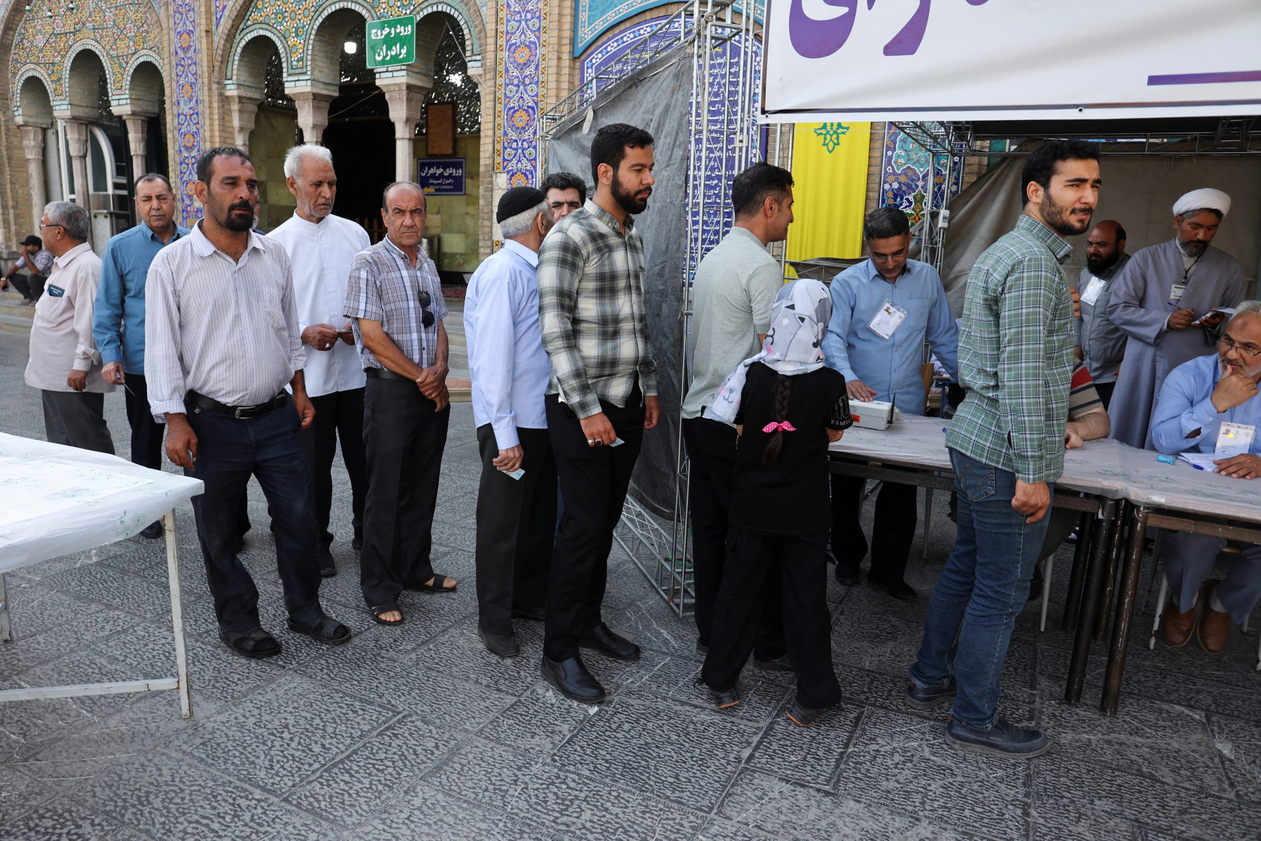 انطلاق عملية التصويت في الانتخابات الرئاسية بإيران.. 4 مرشحين يتنافسون على خلافة رئيسي