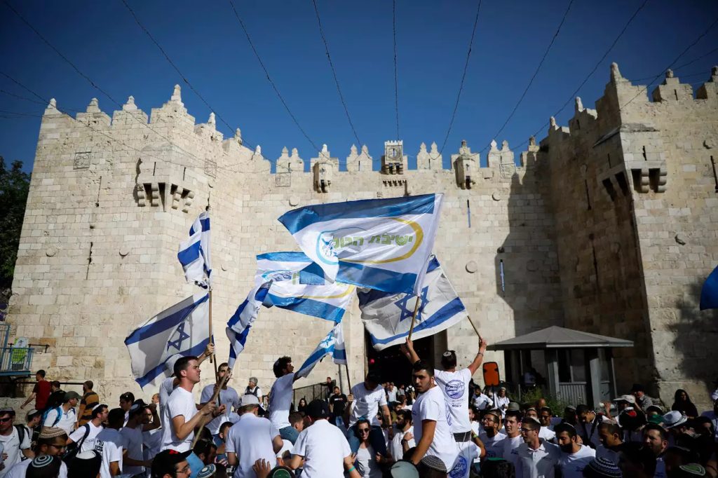 مئات المستوطنين يحتشدون في ساحة باب العامود في القدس المحتلة فيما يعرف بـ