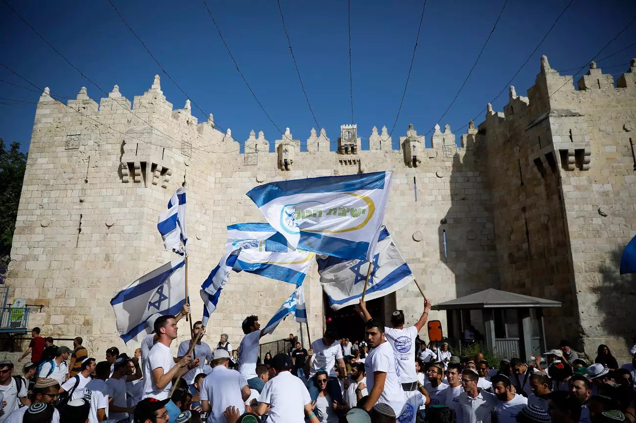 مئات المستوطنين يحتشدون في ساحة باب العامود في القدس المحتلة فيما يعرف بـ"مسيرة الأعلام" 5 حزيران 2024 / Getty