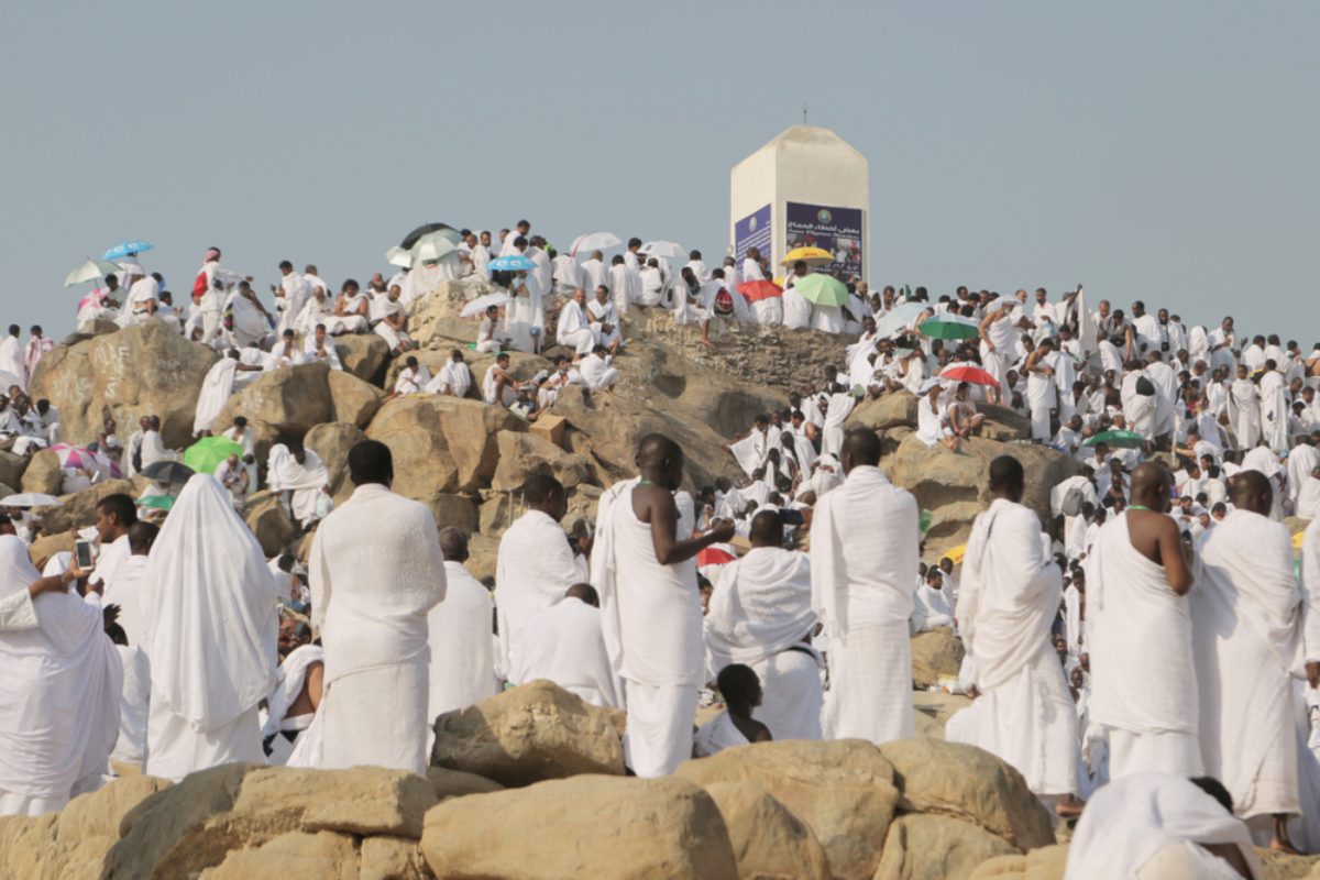 لماذا أراد الله من حجاج بيته ارتداء لباس واحد؟ الحج مدرسة إيمانية وتربويّة وأخلاقية عظيمة