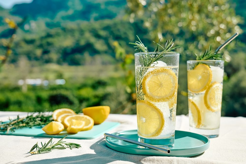 مشروب شرائح الليمون-المصدر: shutterstock