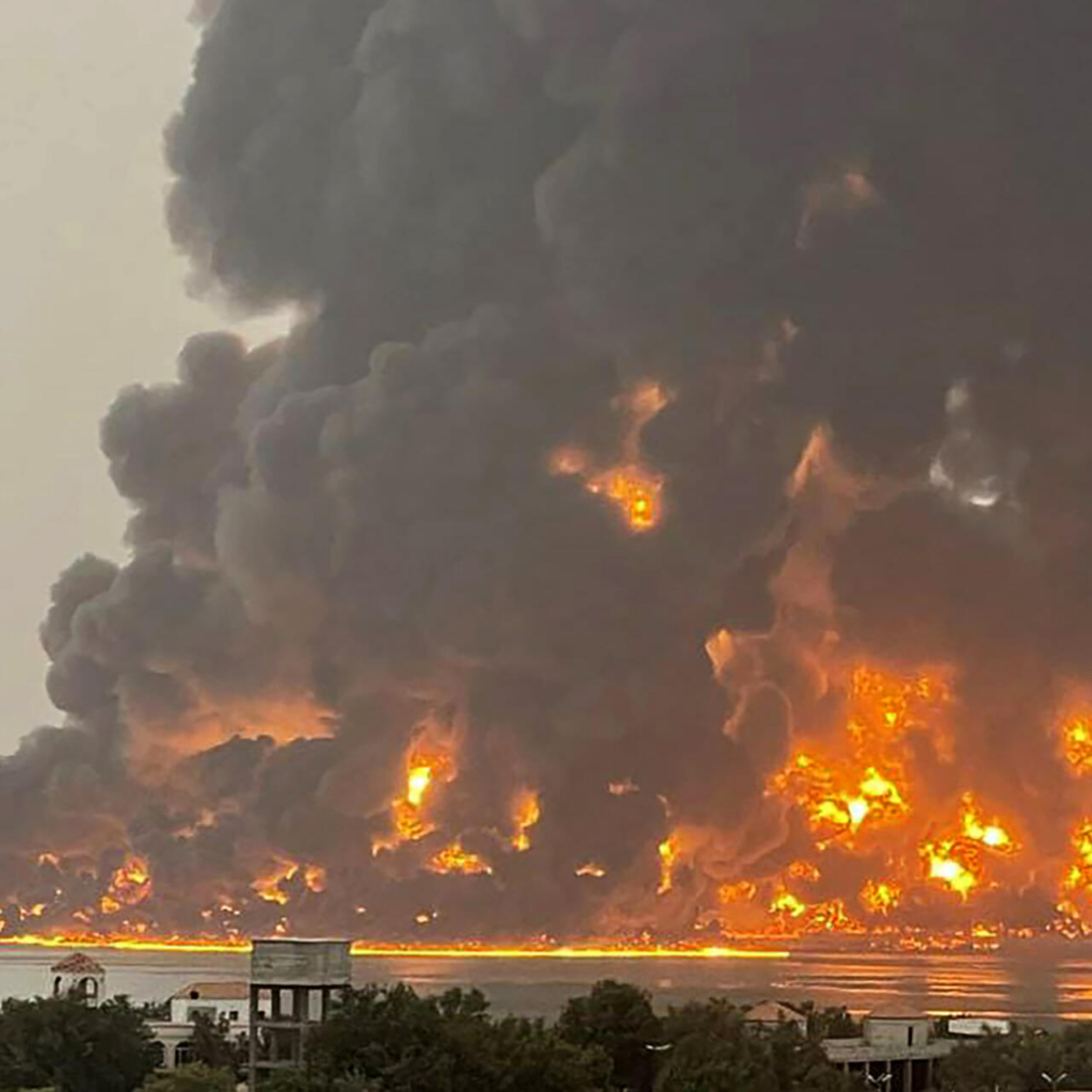 قصفت الطائرات الإسرائيلية ميناء الحديدة في اليمن - منصة X