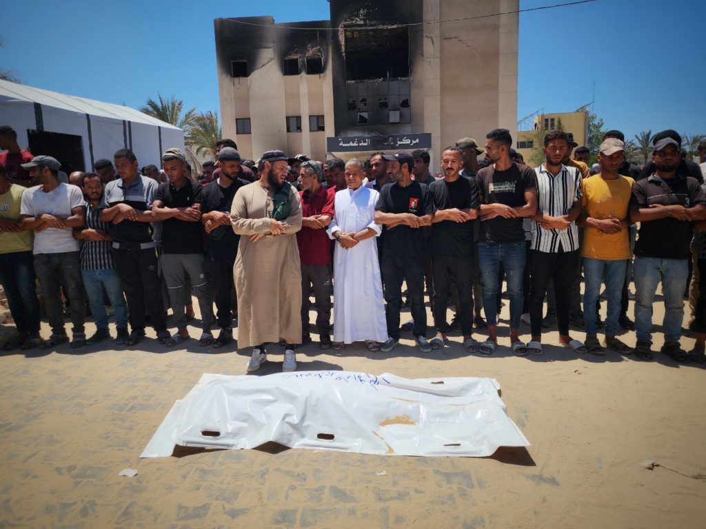 صورة لمجزرة الاحتلال في منطقة المواصي بخان يونس- الأناصول