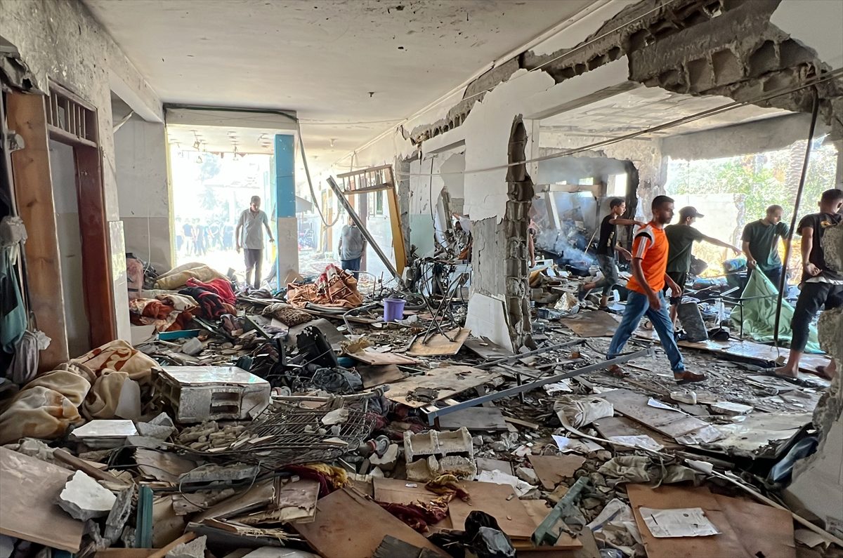 الاحتلال يقصف مستشفى ميدانياً في مدرسة بدير البلح.. استهدفها بـ 3 صواريخ وأوقع عشرات الشهداء والجرحى 