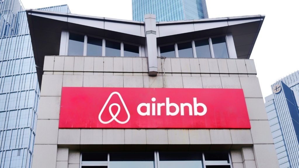 Airbnb يوقف حساب سيدة بريطانية رفضت تأجير منزلها لإسرائيلية